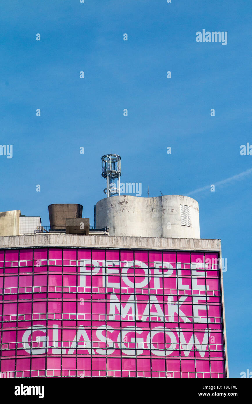 Una vista sopra il cenotafio alla città in slogan pubblicitario dal 2013, "Le persone fanno Glasgow' Foto Stock