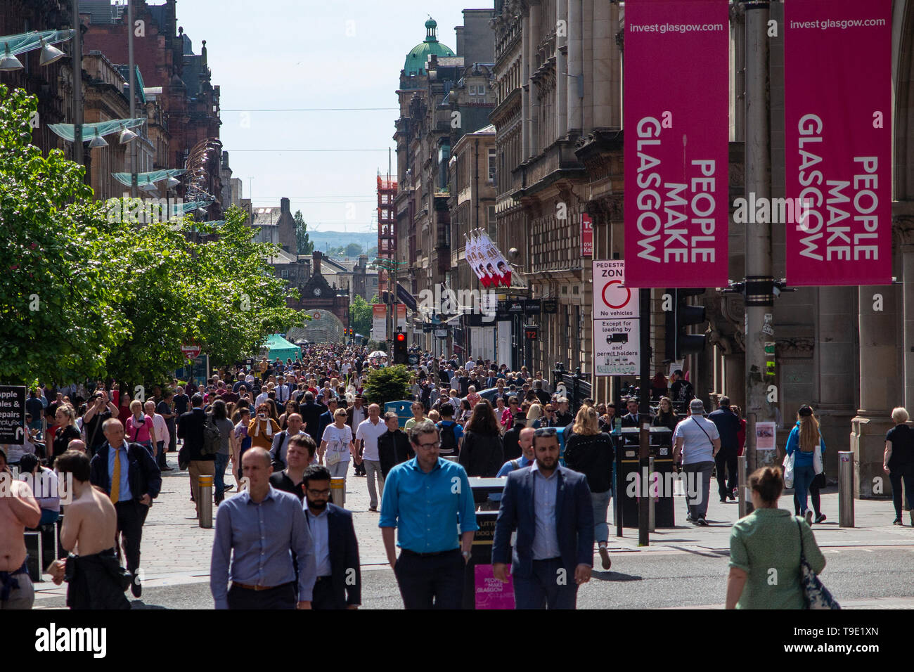 Una vista sopra il cenotafio alla città in slogan pubblicitario dal 2013, "Le persone fanno Glasgow' Foto Stock