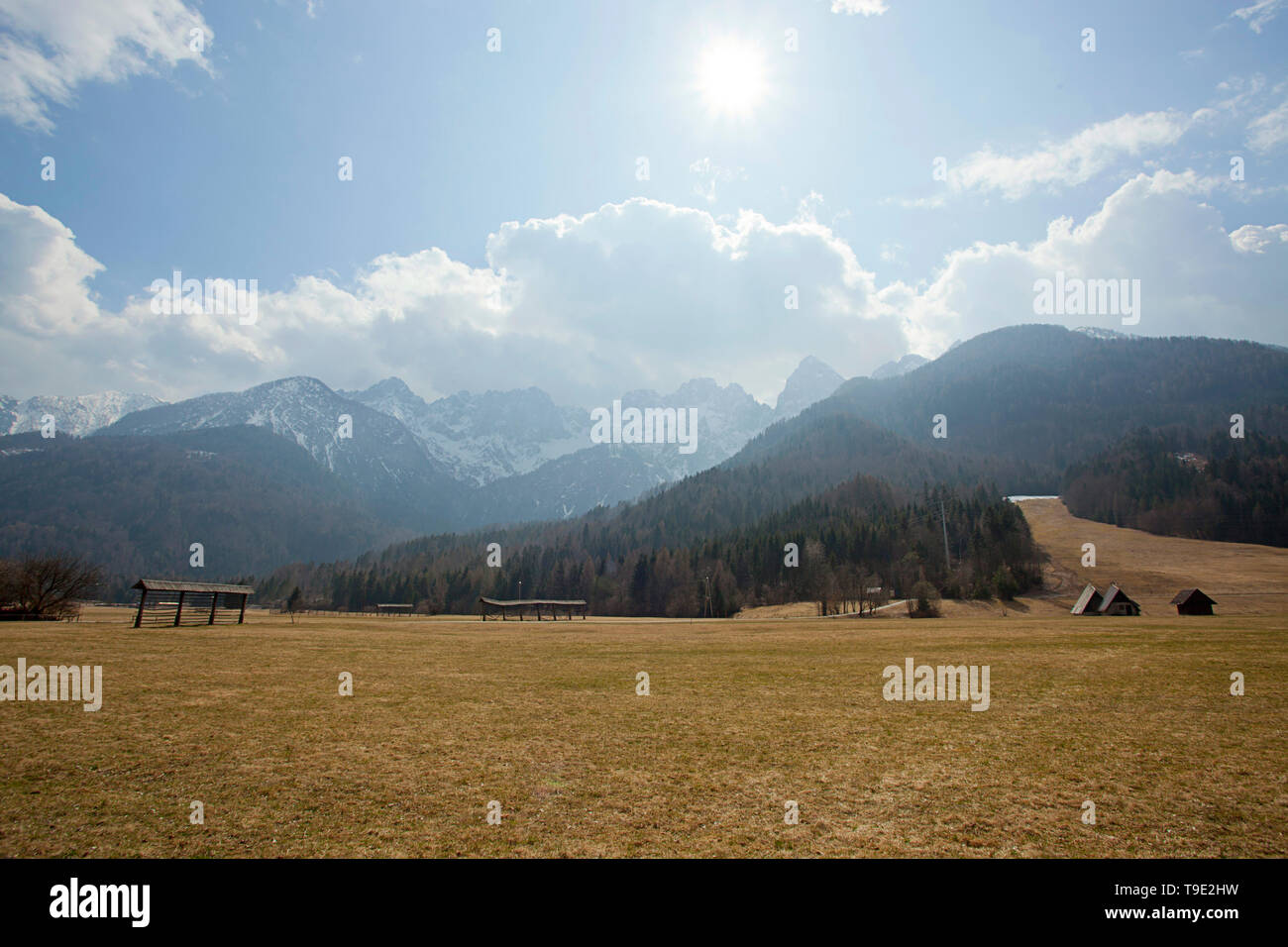 Campo aperto e montagne coperte di neve Foto Stock