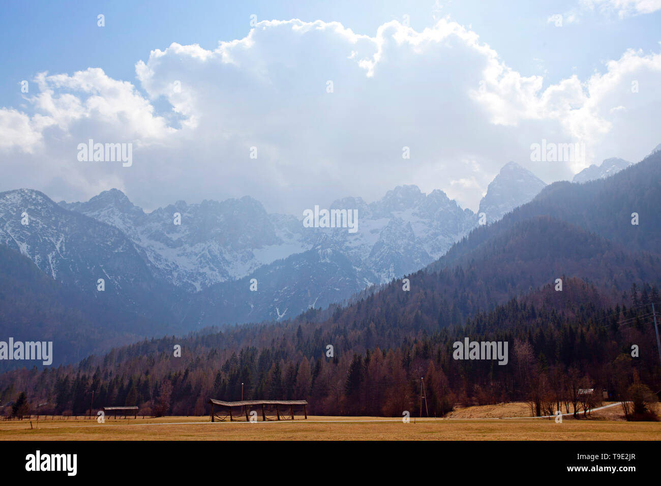 Montagne coperte di neve Alpi vicino a Kranjska Gora, Slovenia. Foto Stock
