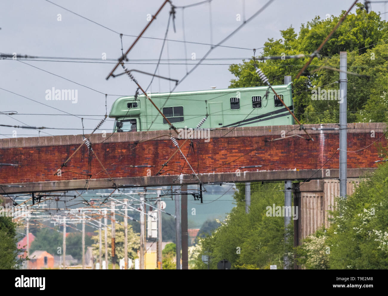 Van per cavalli mobile su un mattone costruito ponte che attraversa la elettrificata East Coast Mainline. Foto Stock
