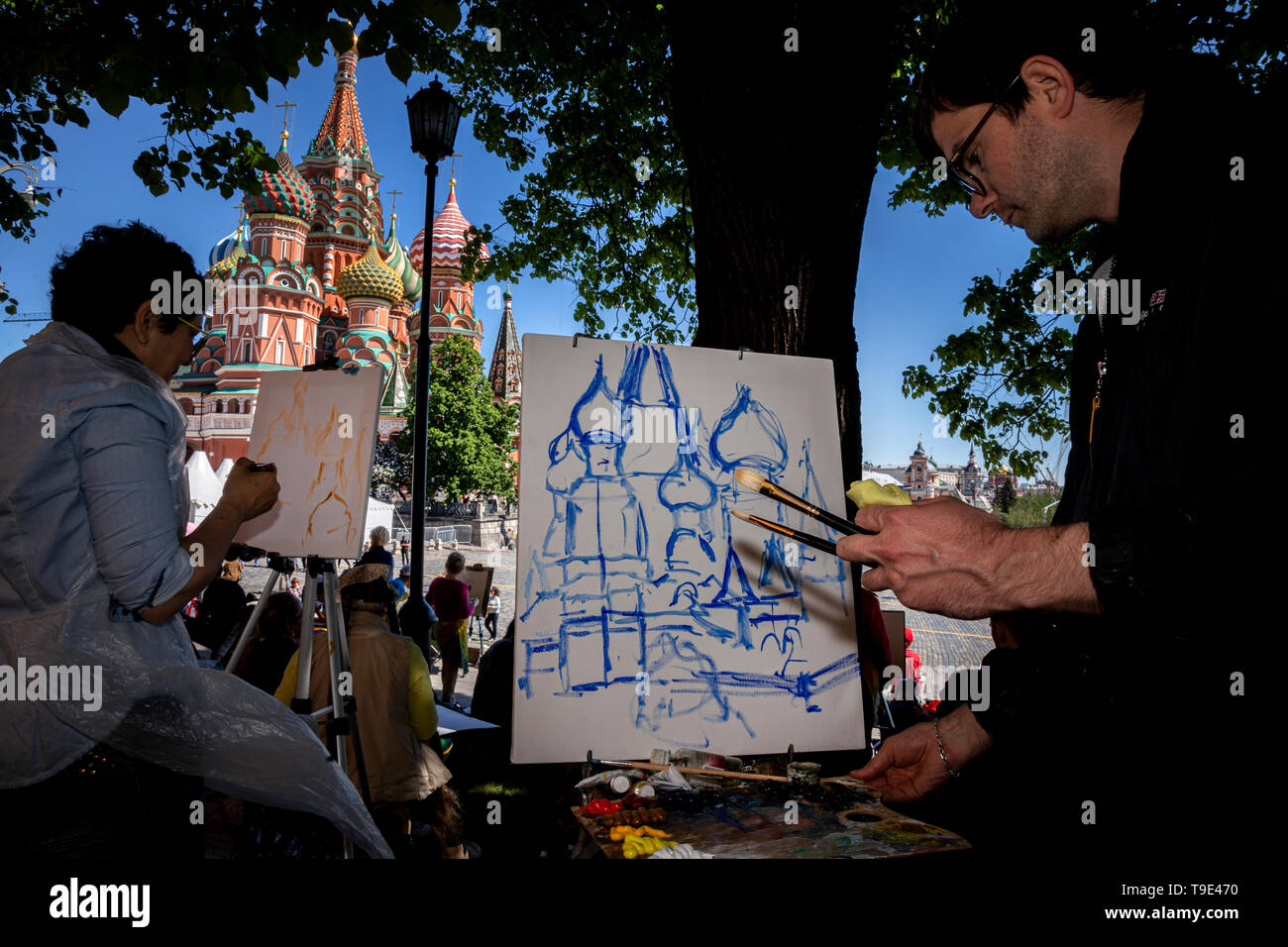 Mosca, Russia. 18 Maggio, 2019 persone durante il nono disegnare Cattedrale di San Basilio art festival nella Piazza Rossa Foto Stock