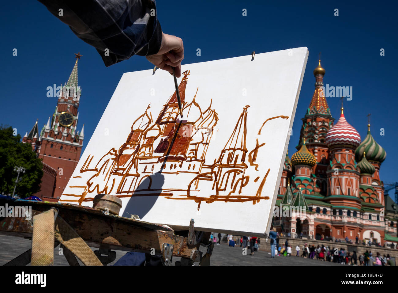 Mosca, Russia. 18 Maggio, 2019 Una donna durante il IX disegnare Cattedrale di San Basilio art festival nella Piazza Rossa Foto Stock