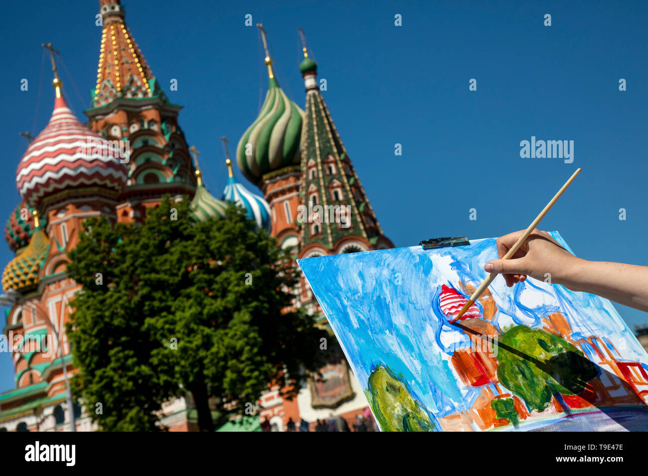 Mosca, Russia. 18 Maggio, 2019 Una donna durante il IX disegnare Cattedrale di San Basilio art festival nella Piazza Rossa Foto Stock