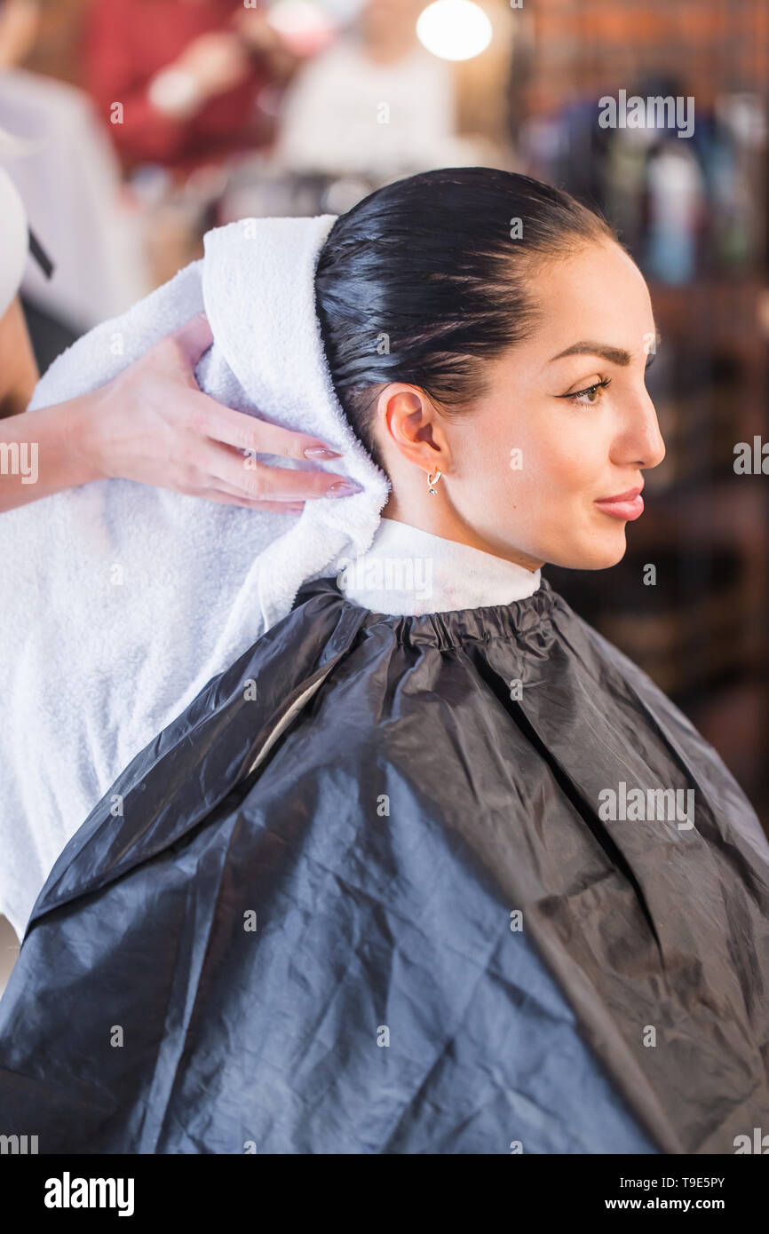 Parrucchiere salviette i suoi clienti i capelli con un asciugamano. Close  up ritratto di donna in un salone di bellezza Foto stock - Alamy