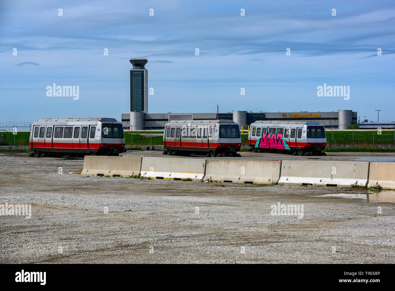 Chicago, IL, Stati Uniti - 7 Maggio 2019: ritiro carri di ATS da Chicago O'Hare Airport seduto in uno dei lotti vuota dietro l'aeroporto termina Foto Stock