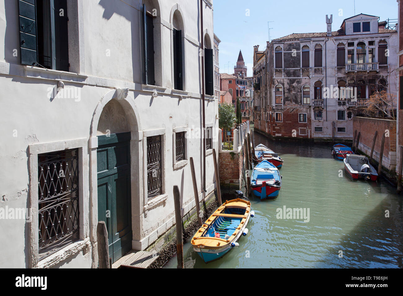 Barche lungo un canale di Venezia. Foto Stock
