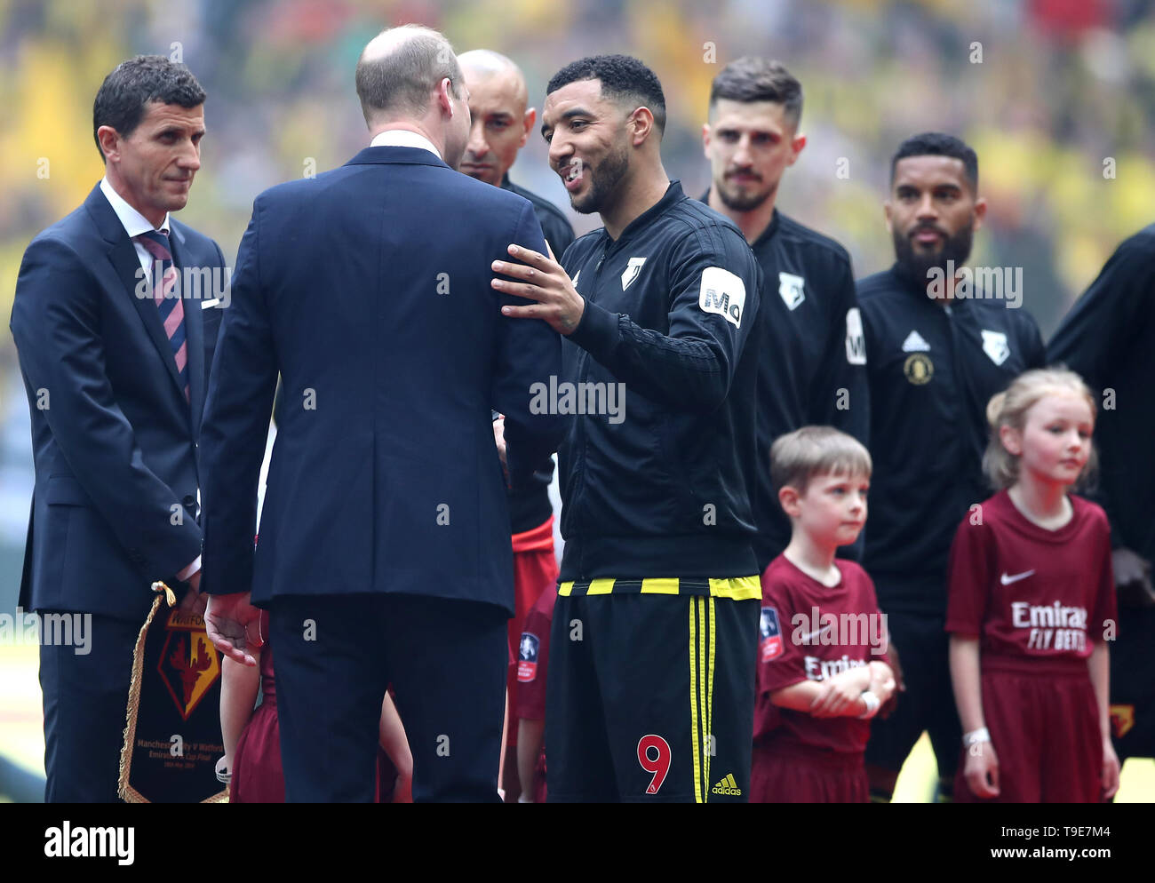 Il Duca di Cambridge (centro destra) stringe la mano con il Watford Troy Deeney (a destra) all'inizio della FA Cup finale allo stadio di Wembley, Londra. Foto Stock