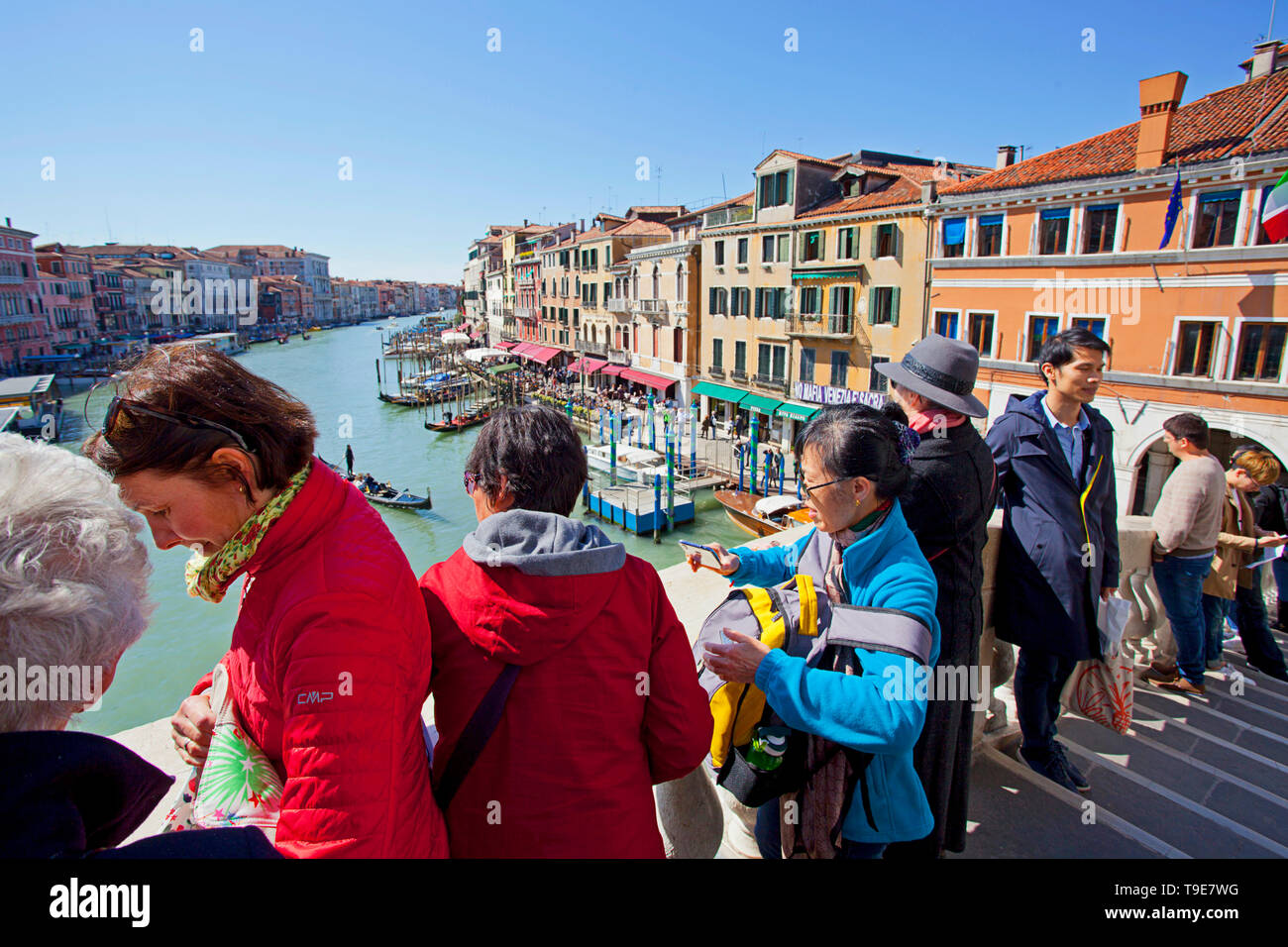 Turisti sul famoso Ponte di Rialto Venezia Italia Europa Foto Stock