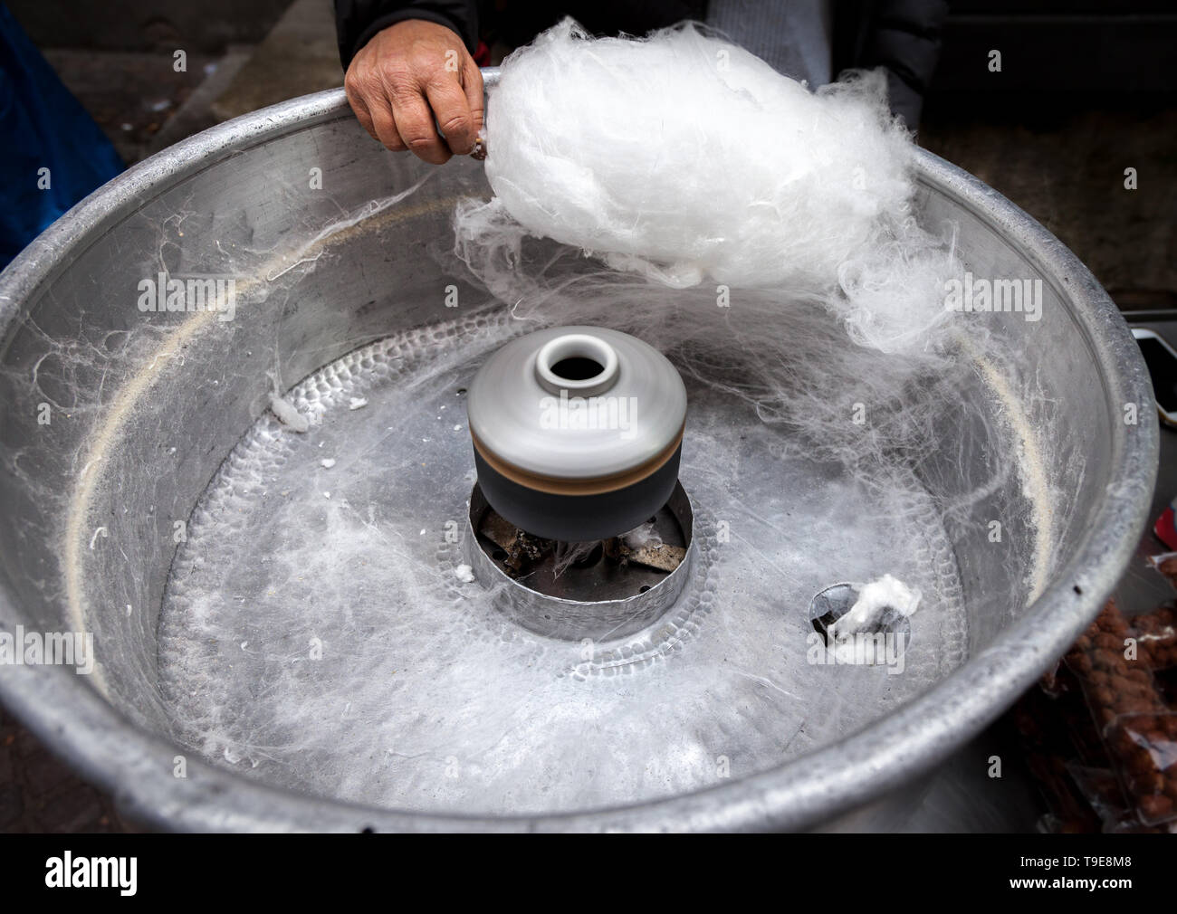 Effettuare un ordine di cotone candy sulla strada Foto Stock