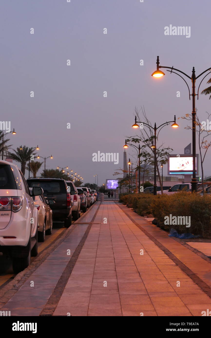 Un attraversamento pedonale via, con colorati lampade stradali a Jeddah, Arabia Saudita Foto Stock