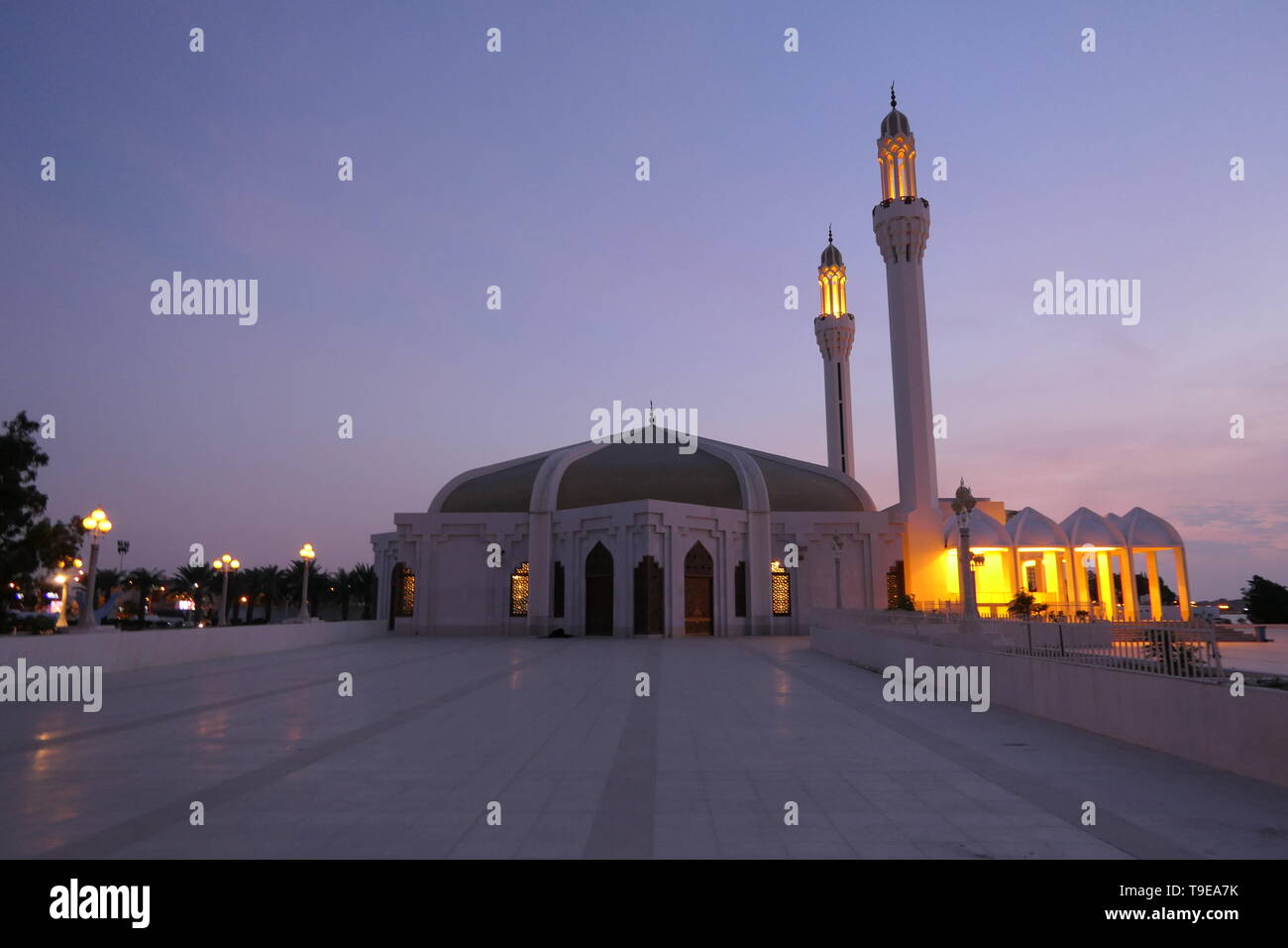 Bella vista frontale del Hassan Enany moschea nel crepuscolo della sera a Jeddah, Arabia Saudita Foto Stock