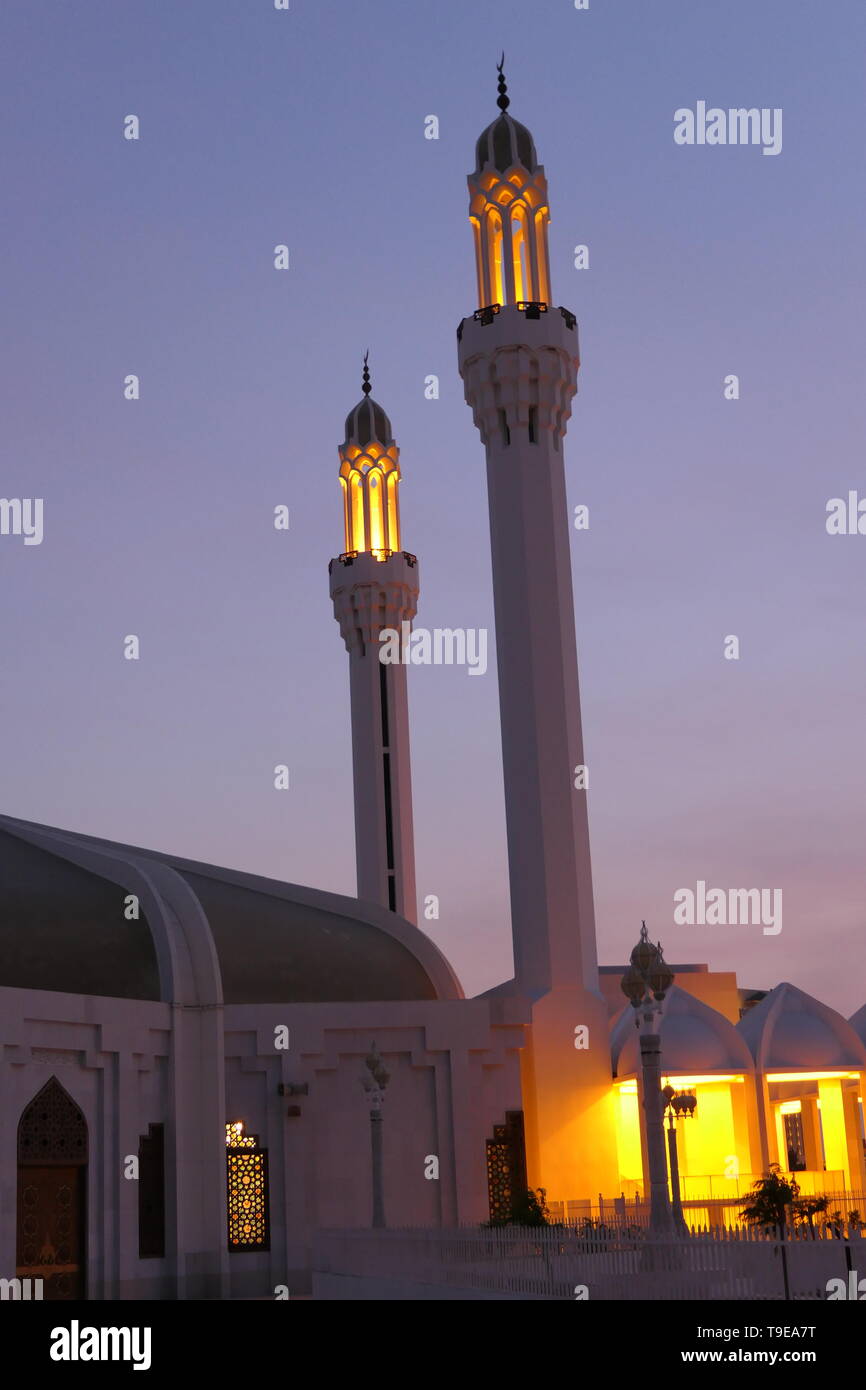 I minareti di Hassan Enany moschea nel crepuscolo della sera a Jeddah, Arabia Saudita Foto Stock