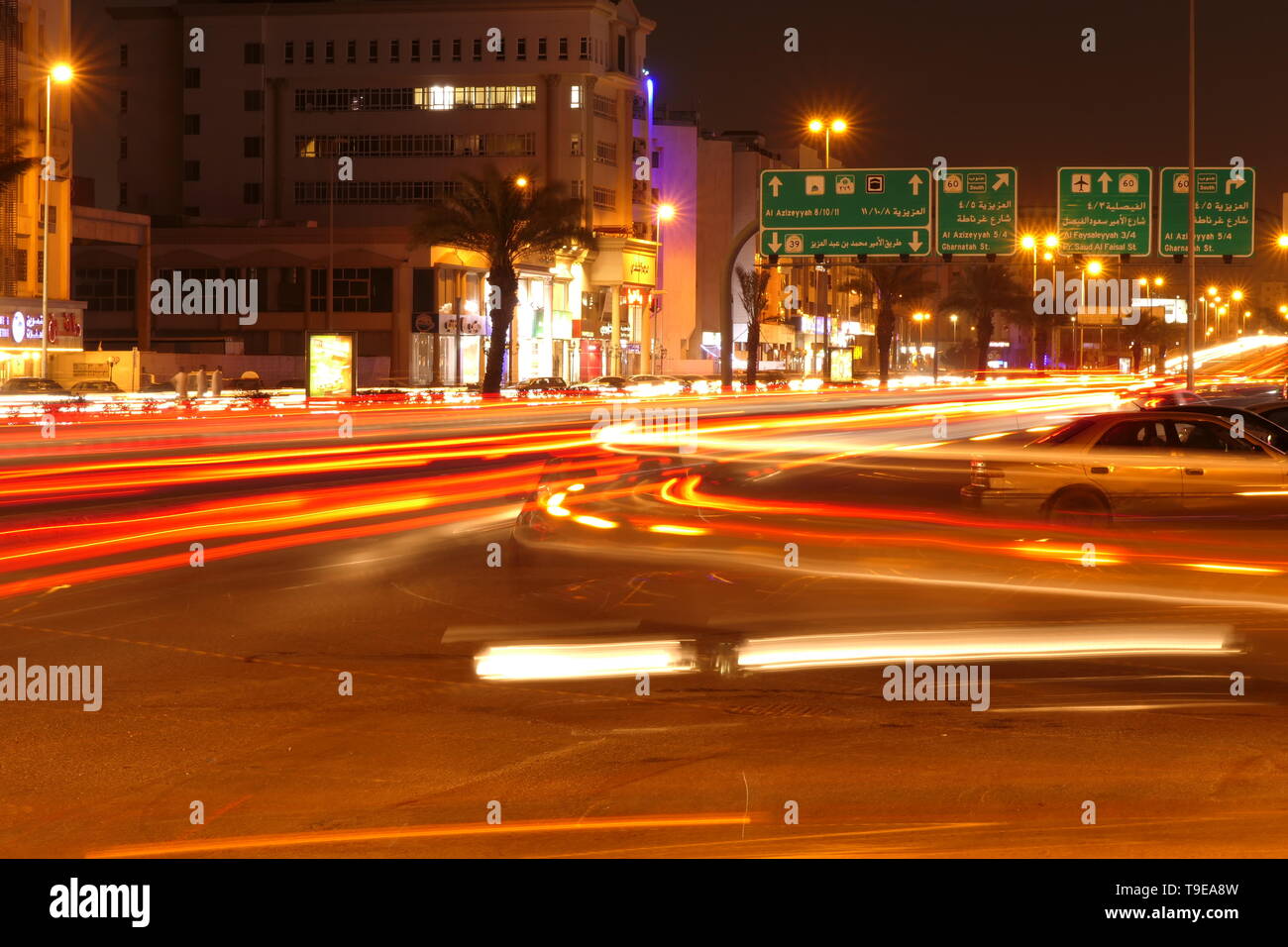 Il traffico intenso di notte, sulla famosa Tahlia Street a Jeddah, Arabia Saudita Foto Stock