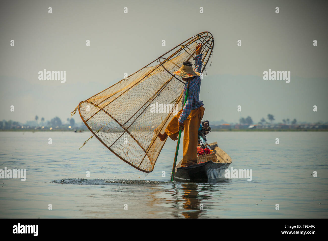 Pescatore birmano al Lago Inle (Myanmar) Foto Stock
