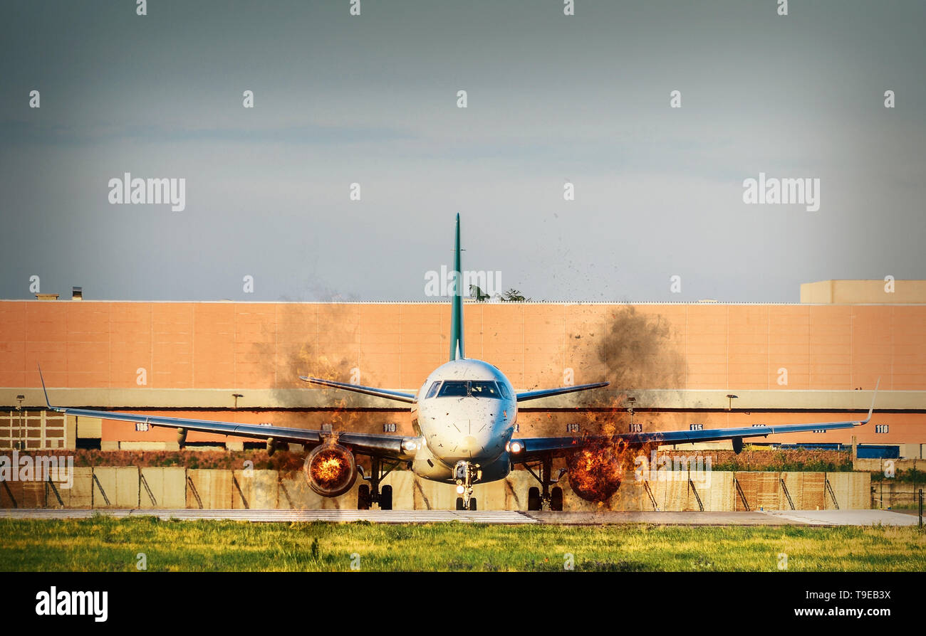 Vista frontale del velivolo con motori twin sul fuoco su asfalto - infortunio o il concetto di terrorismo Foto Stock