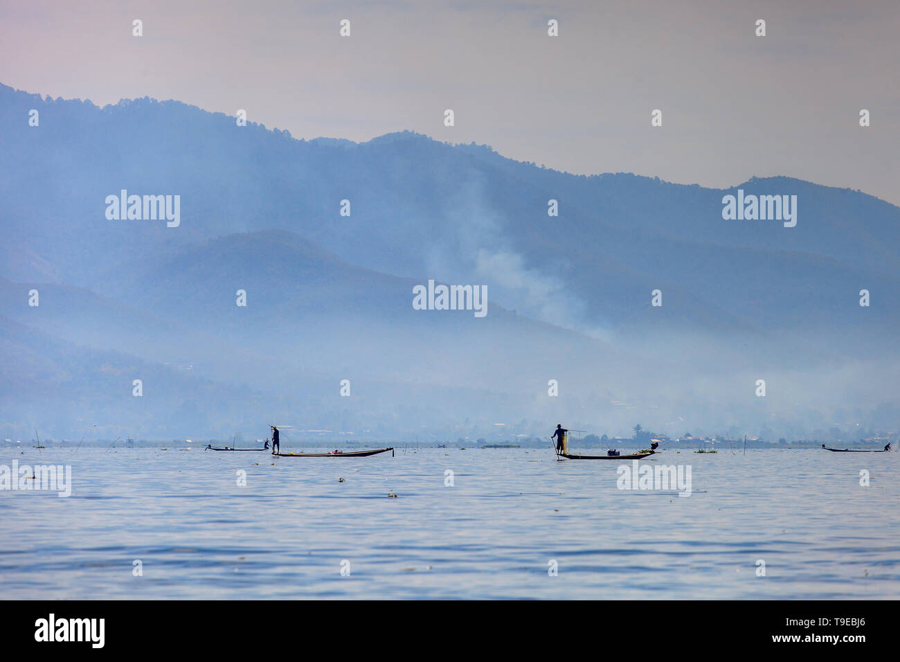 Panoramica del Lago Inle con i pescatori Foto Stock