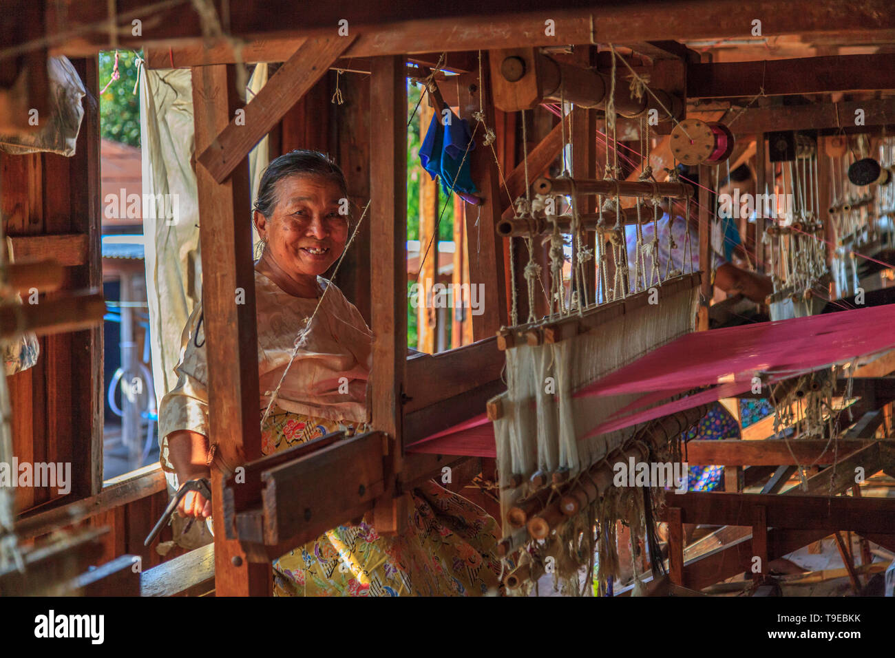 Anziane donne birmane che lavorano al telaio (lago Inle, Myanmar) Foto Stock