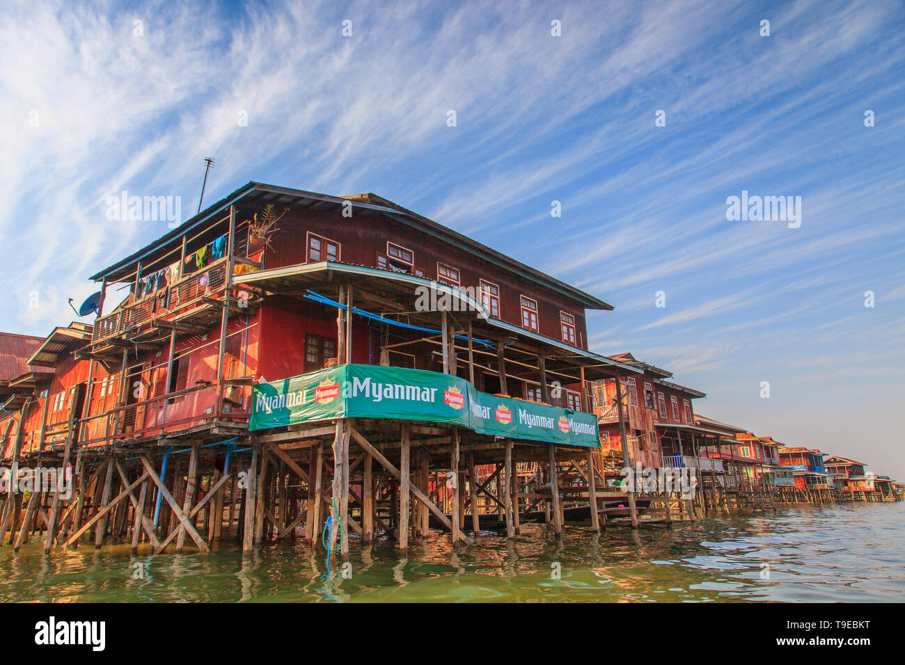 Le case galleggianti sul Lago Inle, Myanmar Foto Stock