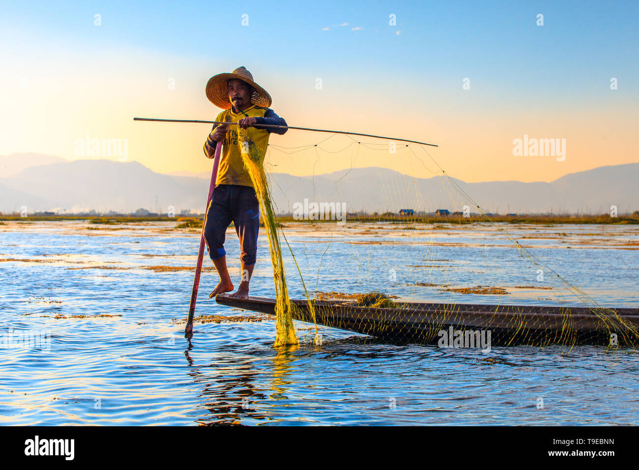 Pescatore birmano al Lago Inle (Myanmar) Foto Stock