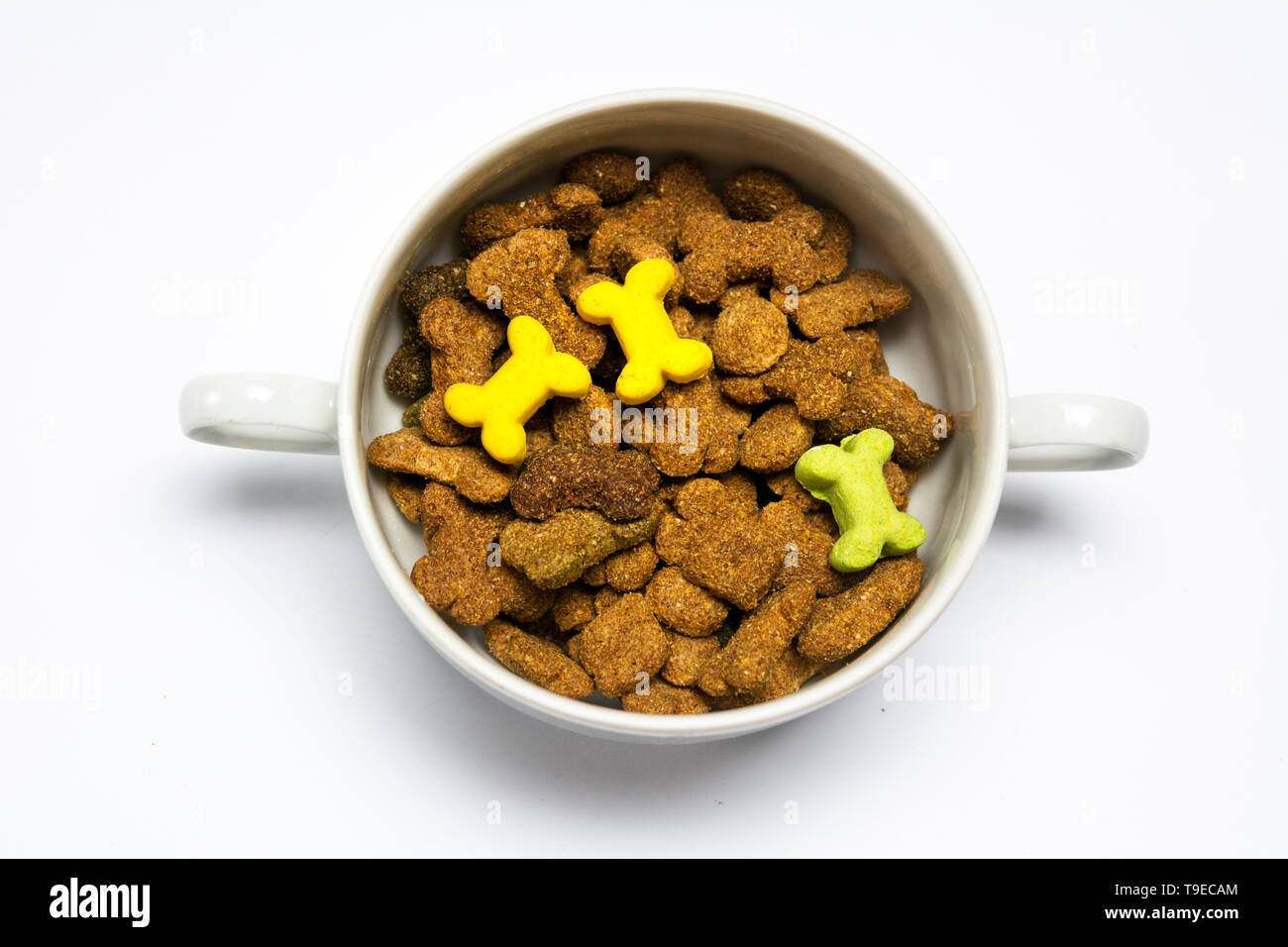 Il cibo per cani in una ciotola vista superiore Foto Stock