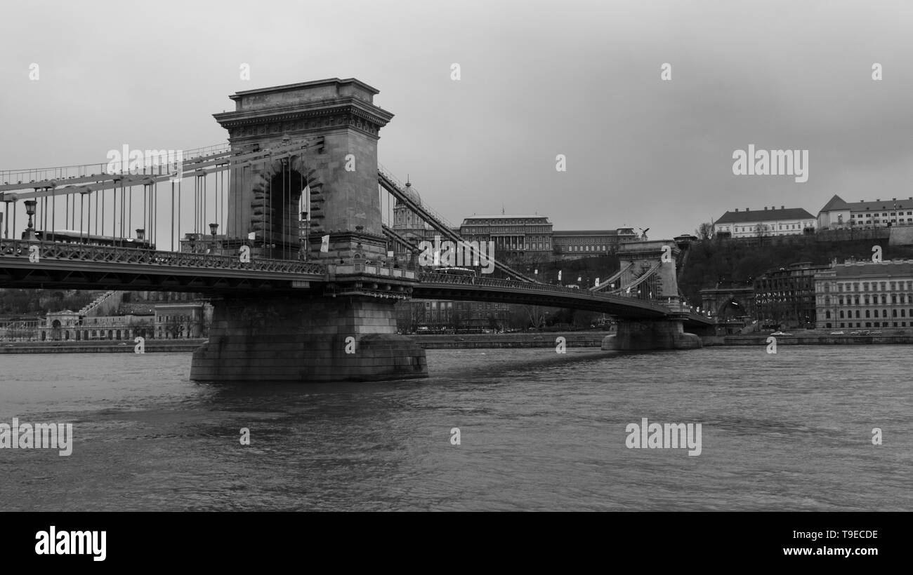 La catena di Széchenyi Bridge (ungherese Széchenyi lánchíd,) è una sospensione ponte che attraversa il fiume Danubio tra Buda e Pest Foto Stock