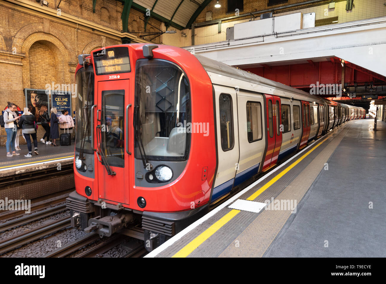 London, Regno Unito - 12 Maggio 2019: la stazione della metropolitana di Londra interni. Il sistema serve 270 stazioni, 402 chilometri di pista con funzionamento storia di 150 anni . Foto Stock