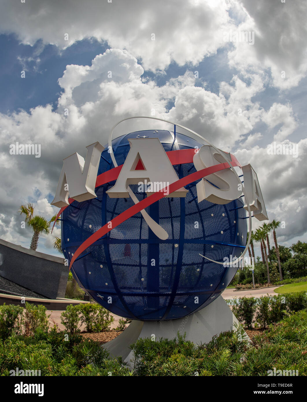 Cape Canaveral, in Florida, Stati Uniti d'America, NASA Kennedy Space Center, Globe Logo sulla parte anteriore dell'edificio Foto Stock