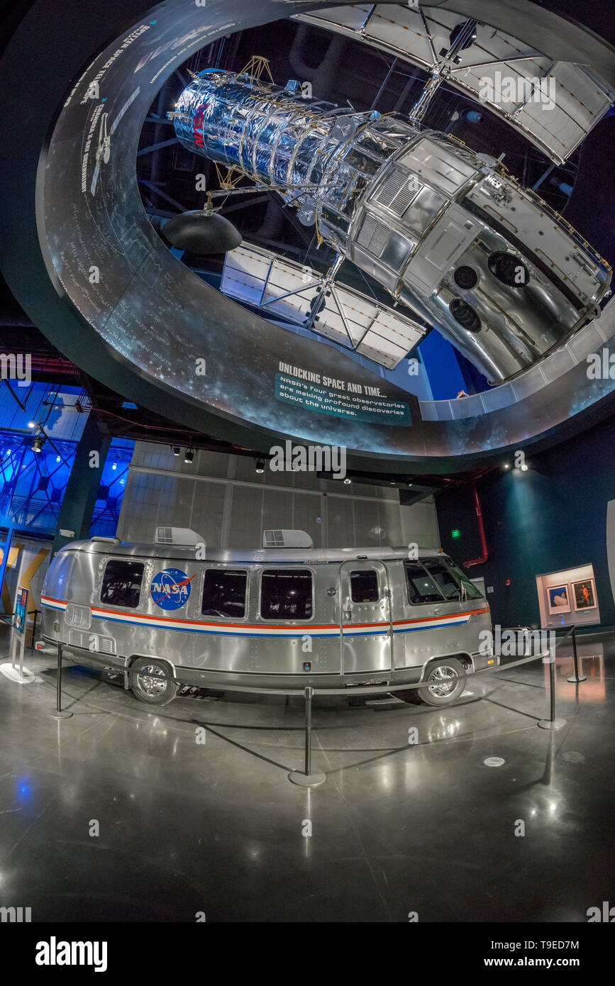 Cape Canaveral, in Florida, Stati Uniti d'America, NASA Kennedy Space Center, astronauti trasferire van aka "Astrovan' e telescopio Hubble sul display Foto Stock Cape Canaveral, in Florida, Stati Uniti d'America, NASA Kennedy Space Center, astronauti trasferire van aka "Astrovan' e telescopio Hubble sul display Foto Stock
