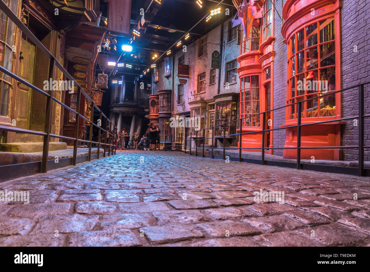 Guardando verso il basso Diagon Alley alla Warner Bros Tour dello Studio " Realizzazione di Harry Potter", Leavesden, Londra Foto Stock