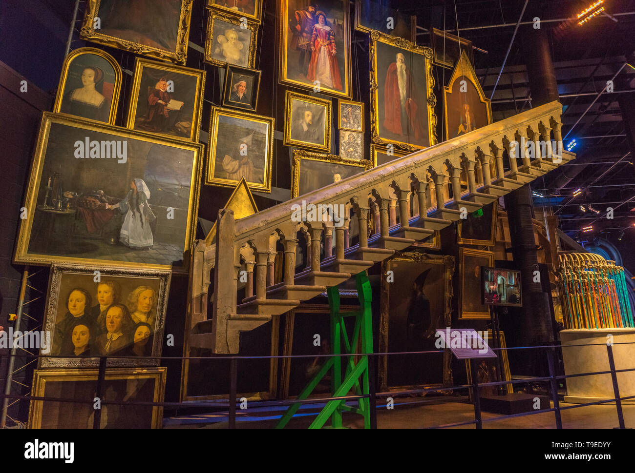 Scala e altri puntelli che sono stati utilizzati per la realizzazione di pellicole, Warner Bros Tour dello Studio " Realizzazione di Harry Potter", Leavesden, London, Regno Unito Foto Stock