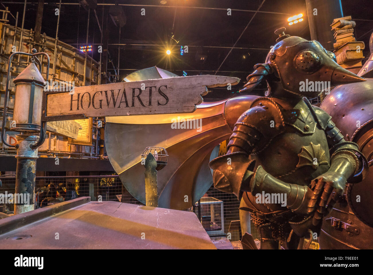 Segno di Hogwarts e altri puntelli che sono stati utilizzati nella produzione di pellicole, Warner Bros Tour dello Studio " Realizzazione di Harry Potter", Leavesden, Londra Foto Stock
