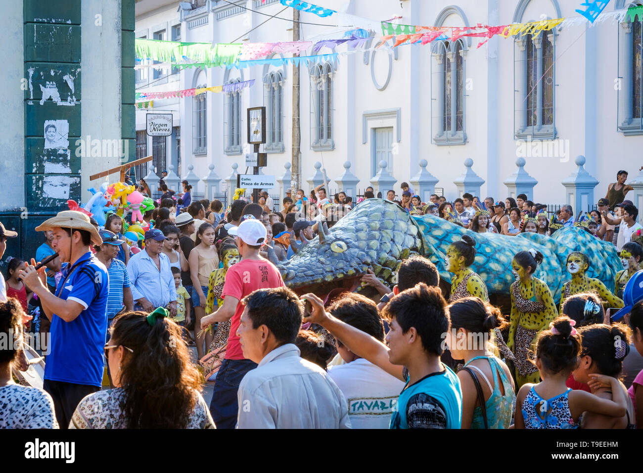 Persone in disguise danza e celebrare le loro tradizioni in parata di Fiesta de la Virgen de las Nieves, Yurimaguas, Alto Amazonas Provincia, Perù Foto Stock