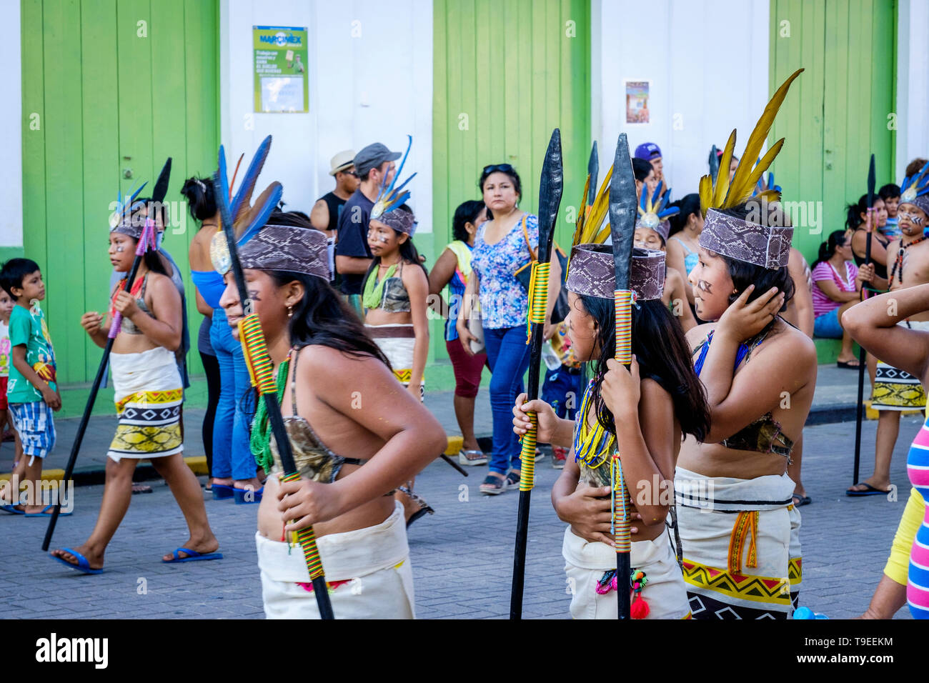 Persone in disguise danza e celebrare le loro tradizioni in parata di Fiesta de la Virgen de las Nieves, Yurimaguas, Alto Amazonas Provincia, Perù Foto Stock