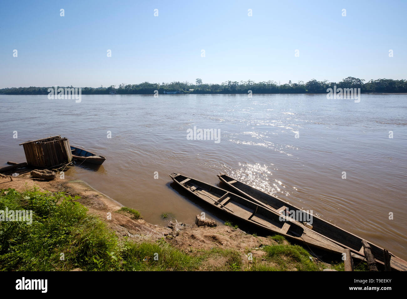 Tradizionali barche di legno ormeggiate sulla riva del fiume Huallaga su Yurimaguas, Amazonas Alto Provincia, Regione di Loreto, Perù Foto Stock