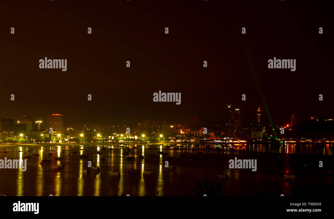 Vista notturna della spiaggia di Pattaya, Thailandia. Luce dalla lampada di notte sulla riva della città di Pattaya. Foto Stock