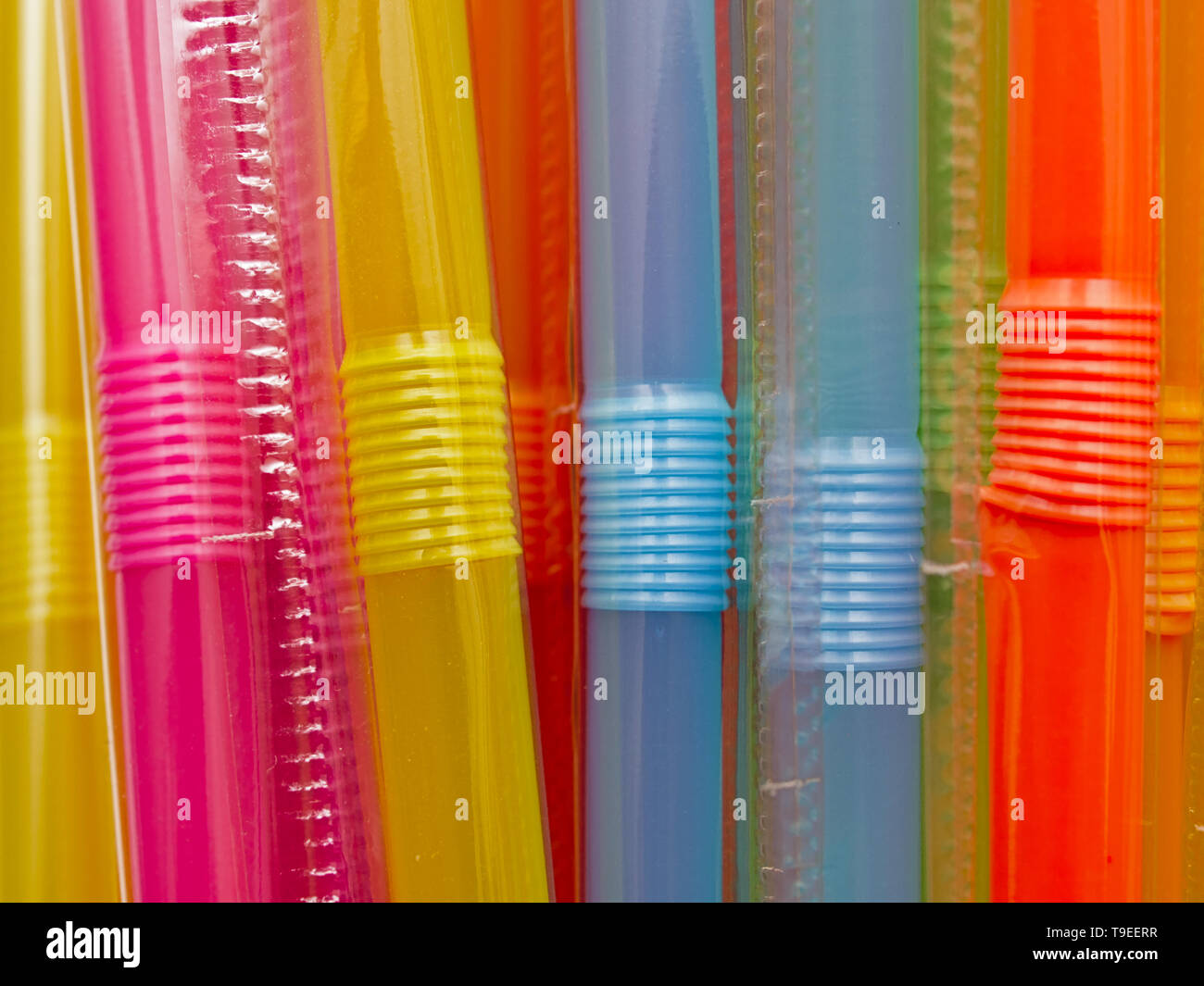 Molti multicolore di cannucce di plastica. Close up macro. Cannucce di plastica sono vietate in diversi paesi in tutto il mondo. Foto Stock