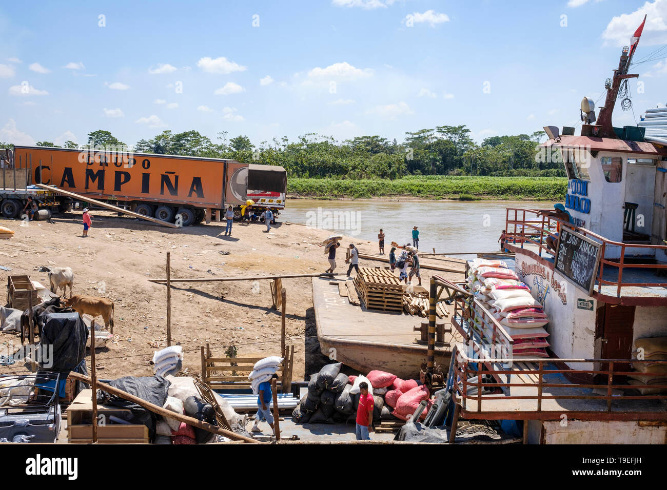 Lanchas o traghetti ancorata a La Boca porta su una vita quotidiana scena in questo porto di Yurimaguas, Alto Amazonas, Provincia di Loreto, Perù Foto Stock