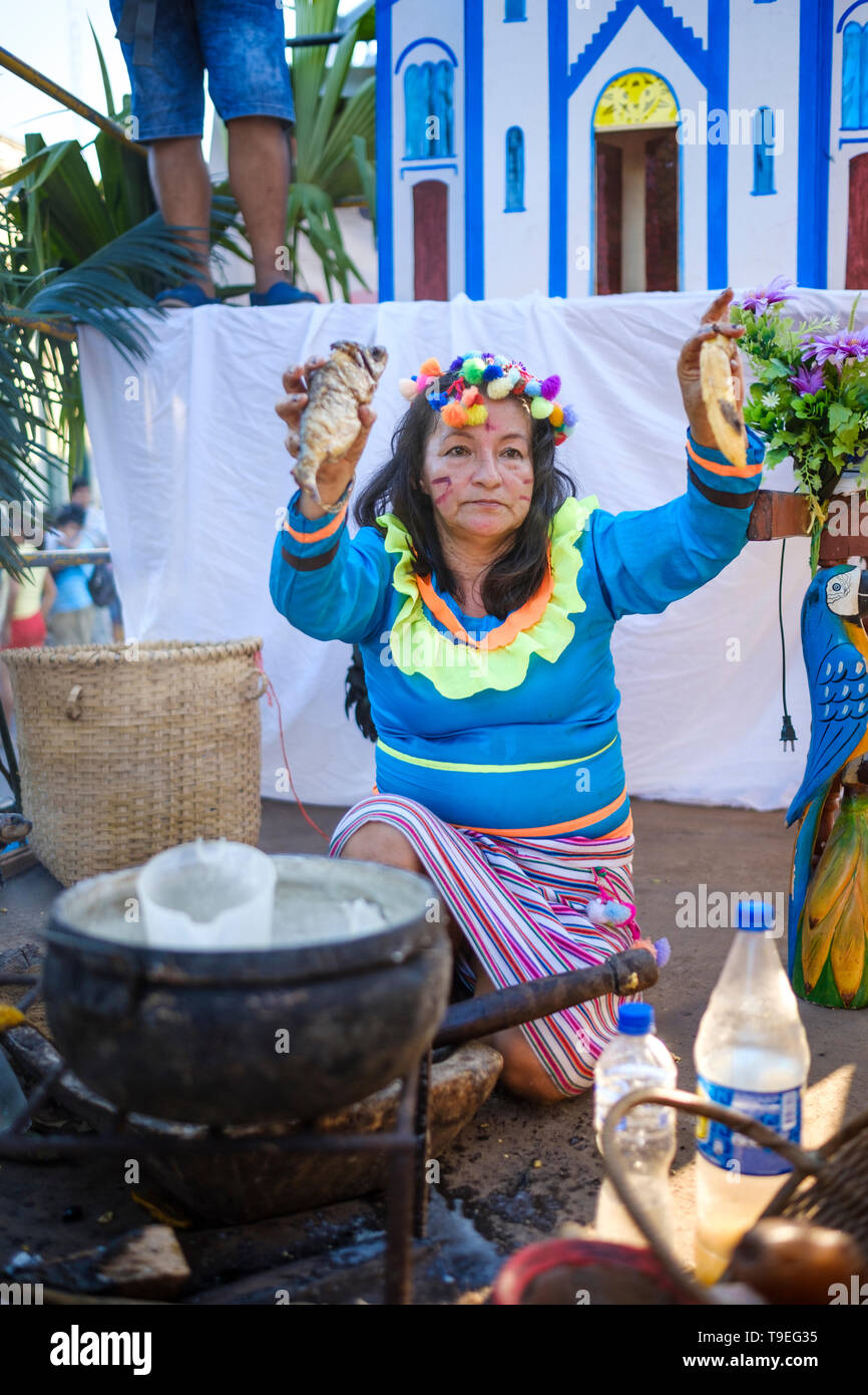 Persone in disguise danza e celebrare le loro tradizioni in parata di Fiesta de la Virgen de las Nieves, Yurimaguas, Alto Amazonas Provincia, Perù Foto Stock