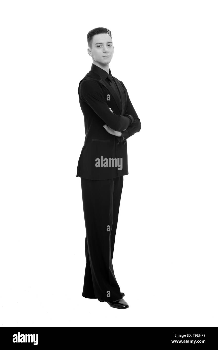 La sala da ballo ballerino in elegante smoking isolati su sfondo bianco. Uomo in tuta di moda con le braccia incrociate. Lo sposo vestito per matrimoni o vacanze celebratio Foto Stock