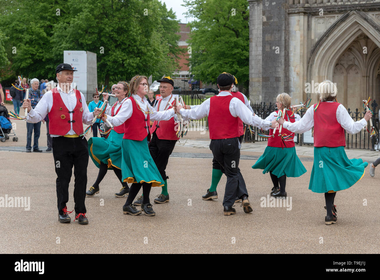 Winchester, Hampshire, Inghilterra, Regno Unito. Maggio 2019. Il vecchio screziato intasare e Morris ballerini partecipa all'annuale Mayfest Winchester Foto Stock