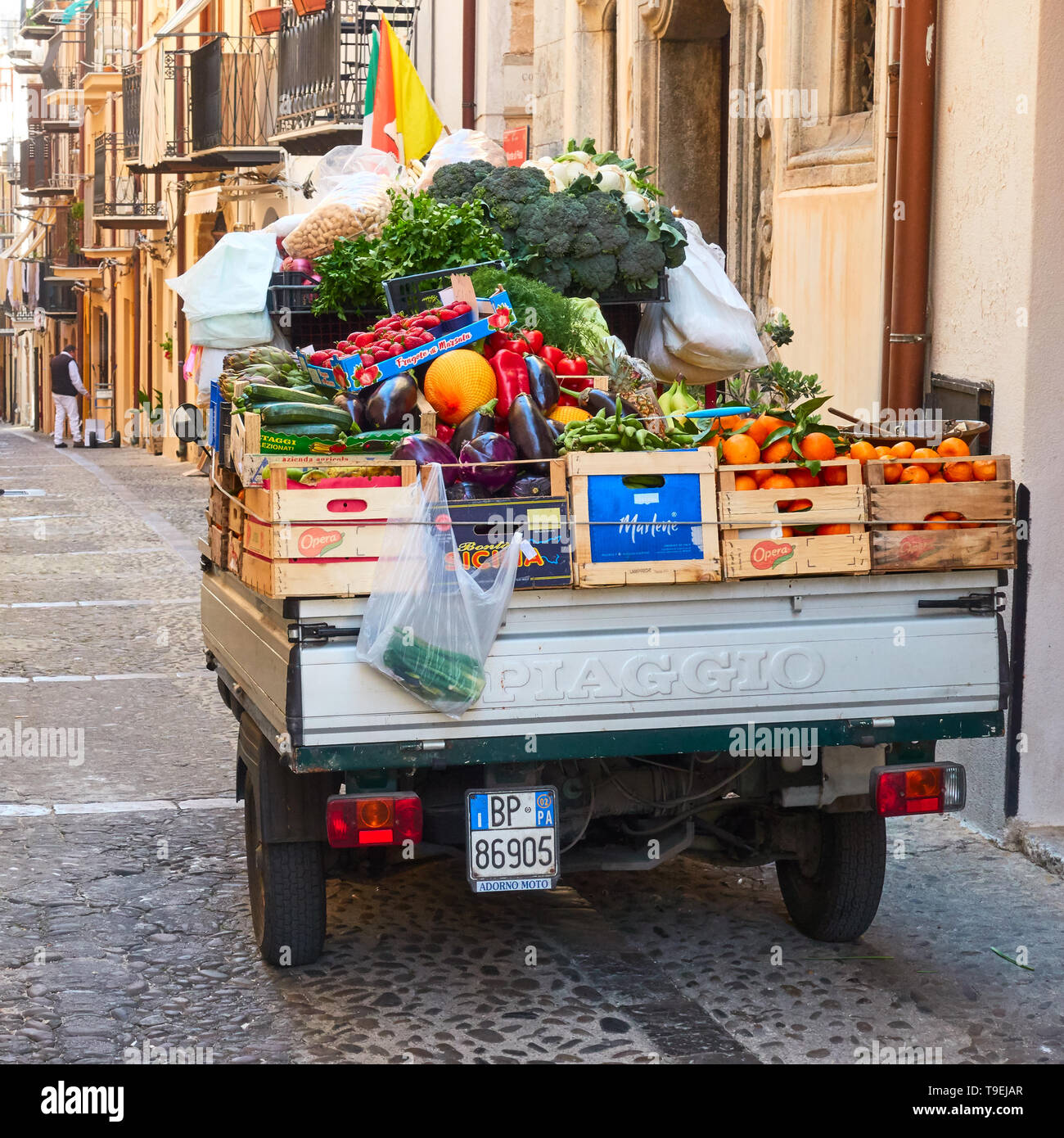 Cefalù, Italia - 19 Marzo 2019: Ortaggi in negozio mobile di fruttivendolo in strada nel centro storico di Cefalù Foto Stock