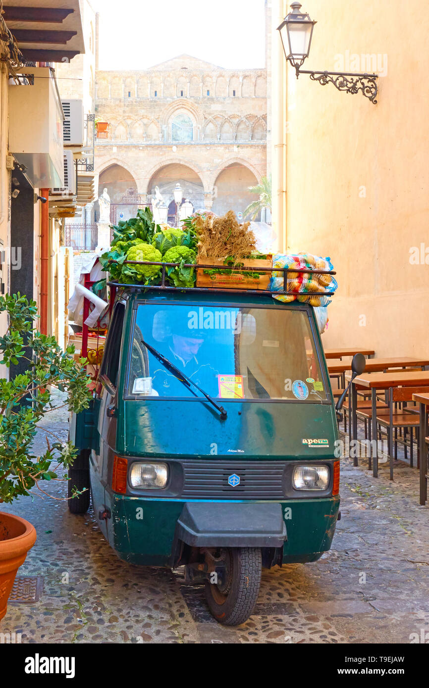 Cefalù, Italia - 19 Marzo 2019: Mobile shop di fruttivendolo in strada nel centro storico di Cefalù Foto Stock