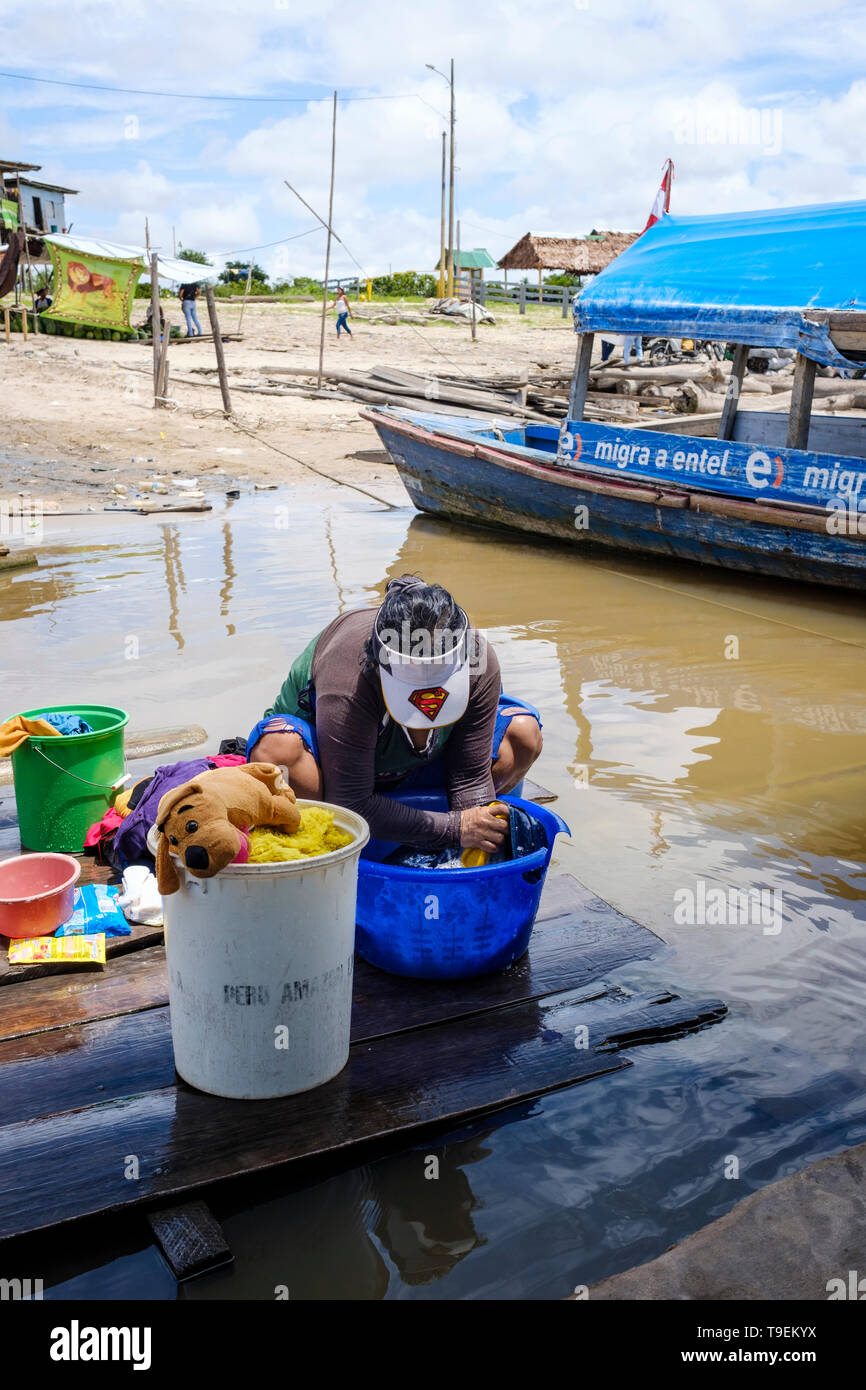 Donna abiti di lavaggio su Nanay porto fluviale, Amazzonia peruviana,  Iquitos, Provincia Maynas, Dipartimento di Loreto, Perù Foto stock - Alamy
