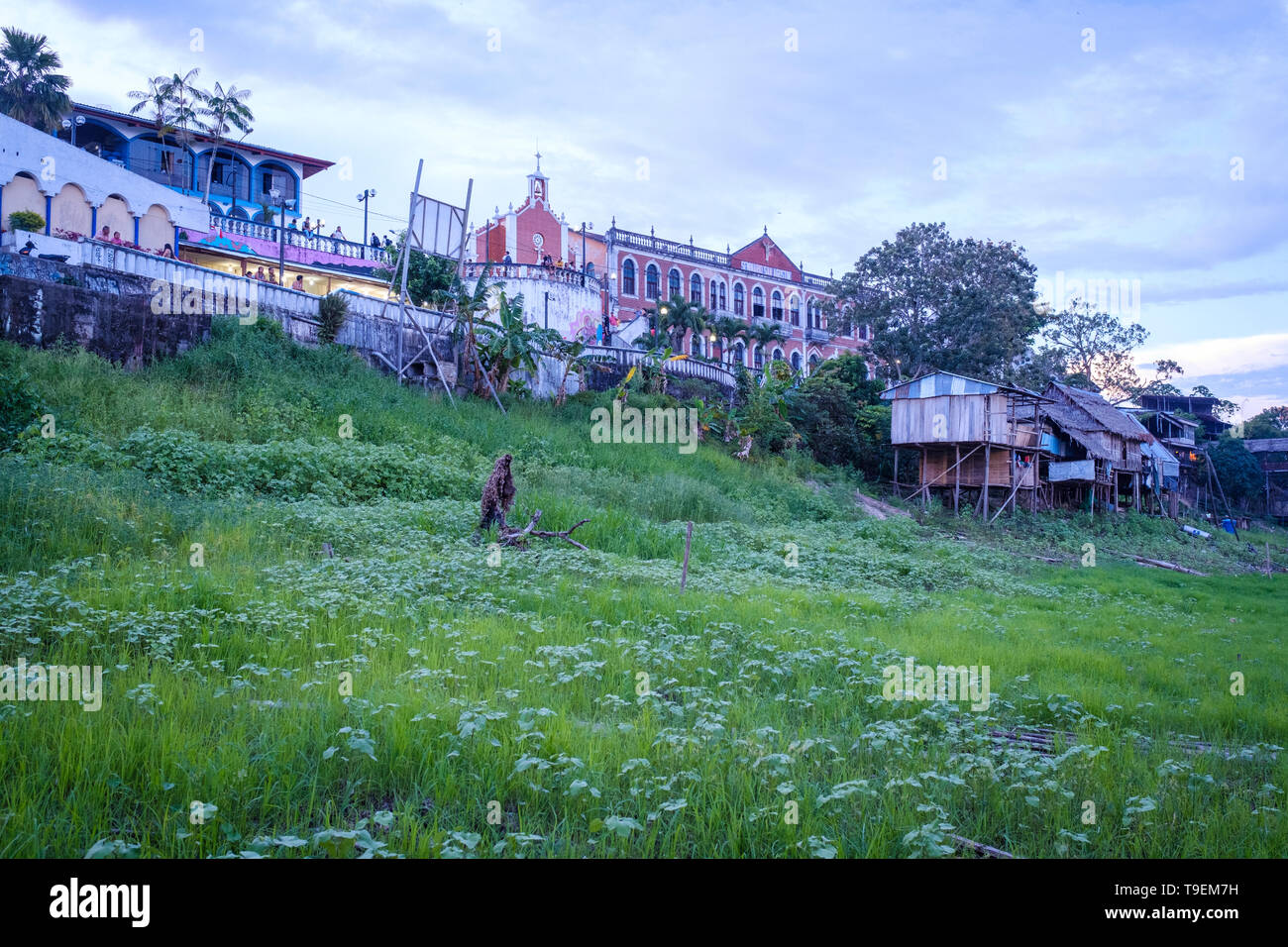 La popolazione locale godendo il tramonto sulla banca del fiume del fiume di Itaya al tramonto di Iquitos, Amazzonia peruviana, Provincia Maynas, Dipartimento di Loreto, Perù Foto Stock