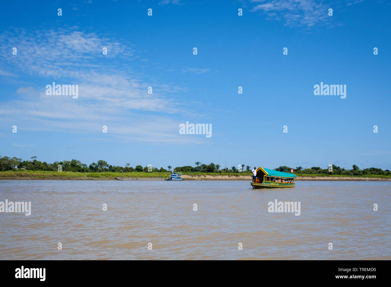 Passeggeri in barca attraverso il fiume del Amazon vicino a Iquitos in Perù Foto Stock