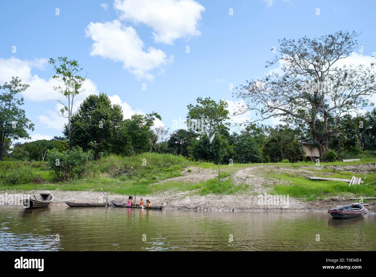 Bambini che giocano su Amazon Riverbank, Amazzonia peruviana bacino, Perù Foto Stock