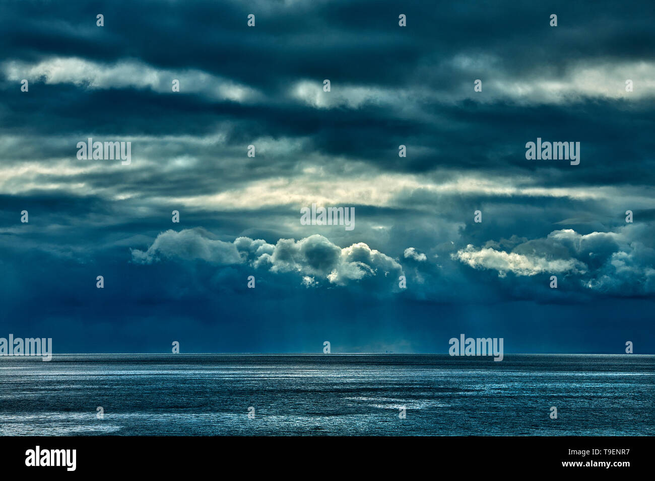 Nuvole temporalesche sul Cabot Strait relitto Cove Nova Scotia Canada Foto Stock