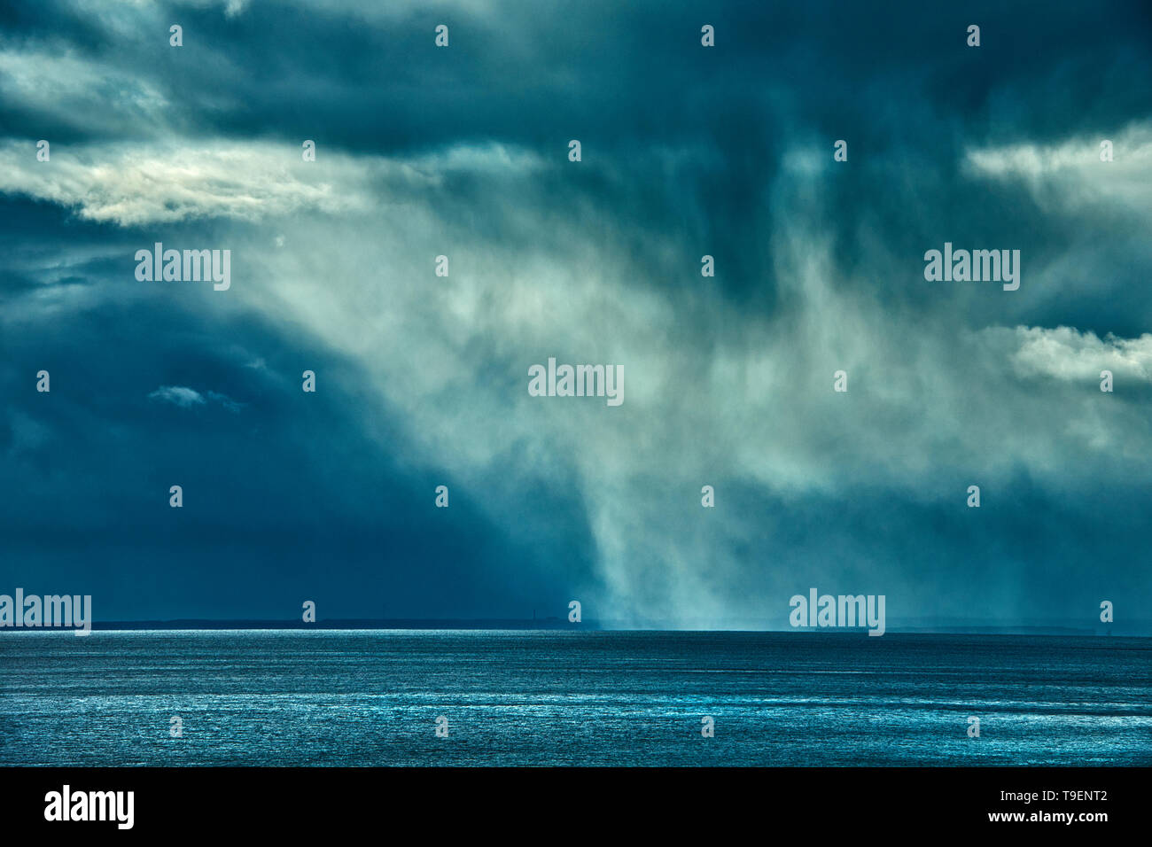 Nuvole temporalesche sul Cabot Strait relitto Cove Nova Scotia Canada Foto Stock