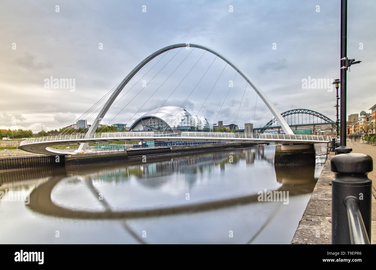 Il Gateshead Millennium Bridge a Newcastle upon Tyne in Gran Bretagna Foto Stock